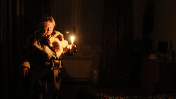 Жительница города со свечами в квартире. Архивное фото - Sputnik Кыргызстан