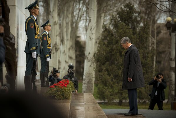 Президент Кыргызстана Алмазбек Атамбаев почтил память погибших героев апрельской революции в мемориальном комплексе Ата-Бейит - Sputnik Кыргызстан