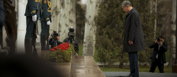 Президент Алмазбек Атамбаев на митинге-реквиеме в память о погибших в апрельских событиях. Архивное фото - Sputnik Кыргызстан