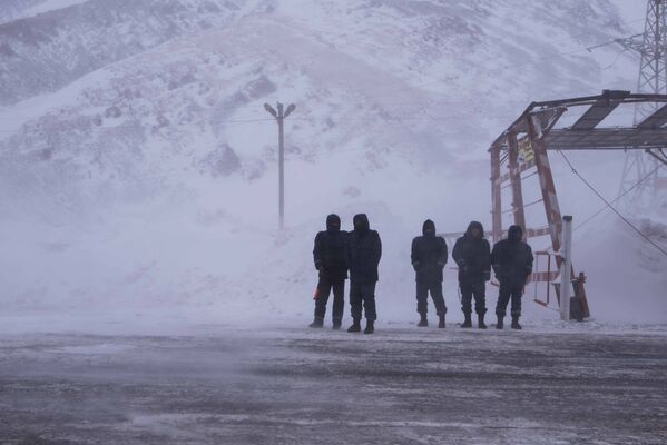Перевал Тоо-Ашуу в январе. Сотрудники ДПС контролируют движение автомобилей из-за заторов после сильного снегопада - Sputnik Кыргызстан