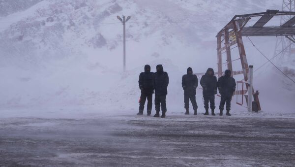 Сотрудники ДПС на перевале Тоо-Ашуу. Архивное фото - Sputnik Кыргызстан