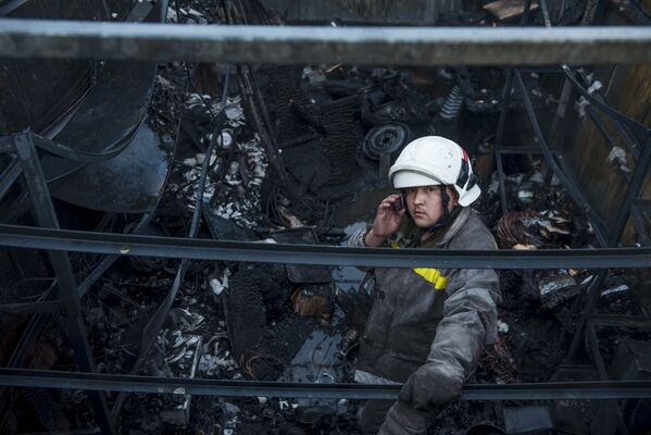 Пожарный во время тушения пожара - Sputnik Кыргызстан