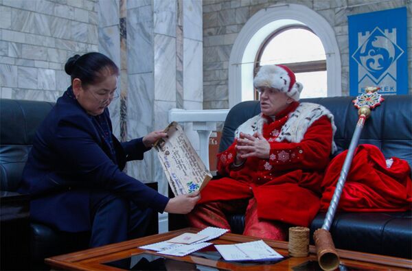 Посол Деда Мороза из Великого Устюга вручает поздравительное письмо. - Sputnik Кыргызстан