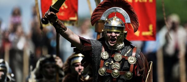 Участник реконструкции битвы легионеров. Архивное фото - Sputnik Кыргызстан