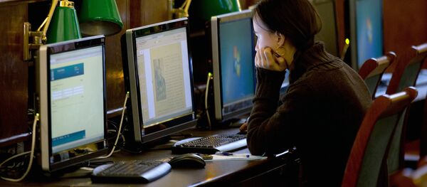 Девушка за компьютером. Архивное фото - Sputnik Кыргызстан