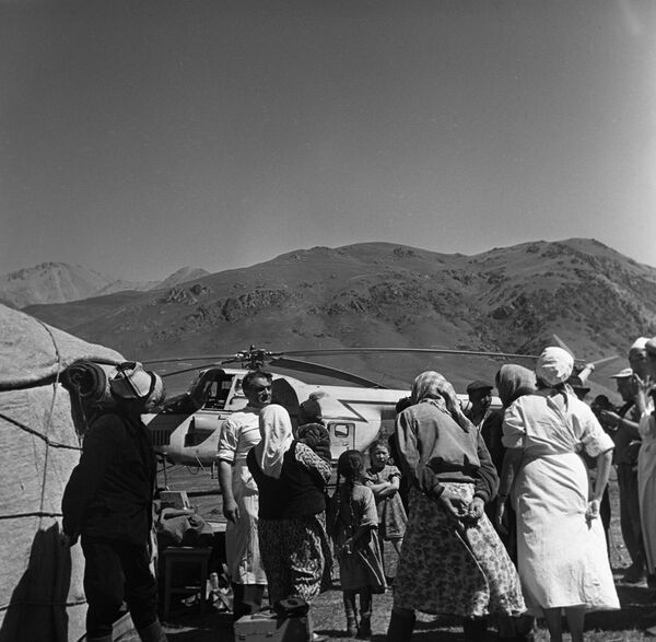 Саламаттык сактоо министрлигинин санавиациясы. Дарыгер малчынын үй-бүлөсү менен, 1961-жыл - Sputnik Кыргызстан