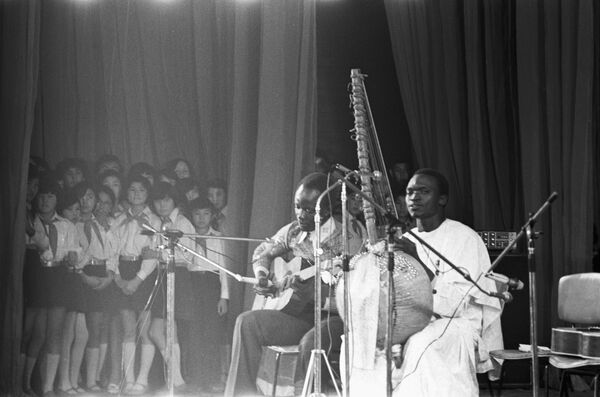 СССРдеги жаштардын достук жумалыгы. Пионерлер сарайындагы концерт учурунда, 1979-жыл - Sputnik Кыргызстан