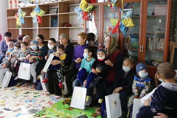 Дети из детского отделения Национального центра онкологии с подарками от президента. - Sputnik Кыргызстан