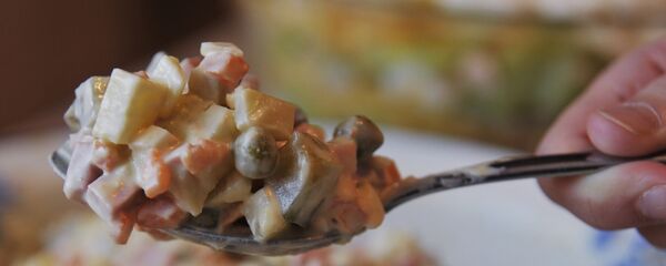 Салат Оливье. Архивное фото Салат Оливье. Архивное фото - Sputnik Кыргызстан