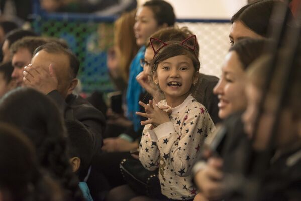 Счастливые улыбки были главным событием на шоу - Sputnik Кыргызстан