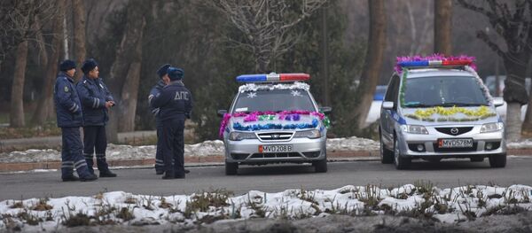 ИИМ кызматкерлери Ала-Тоо аянтында. ИИМ кызматкерлери Ала-Тоо аянтында. - Sputnik Кыргызстан