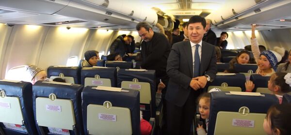 В самолете Сариев поблагодарил детей  за концерт. Дети кричали с Новым годом - Sputnik Кыргызстан