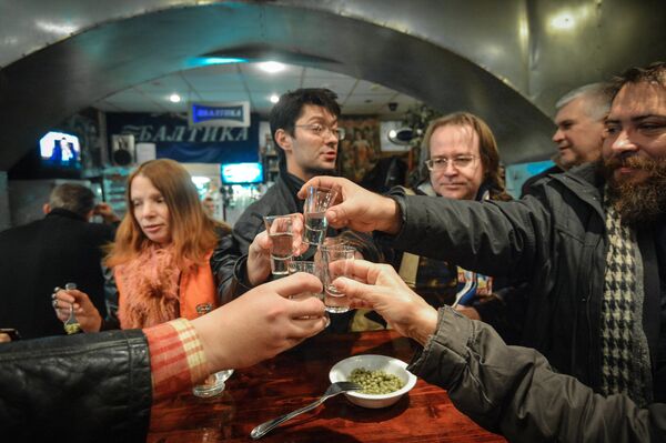 Компания выпивает спиртное. Архивное фото - Sputnik Кыргызстан