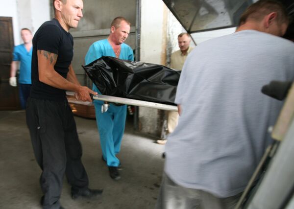 Сотрудники морга грузят труп в машину. Архивное фото - Sputnik Кыргызстан