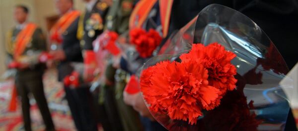 Гул кармаган адам. Архив - Sputnik Кыргызстан