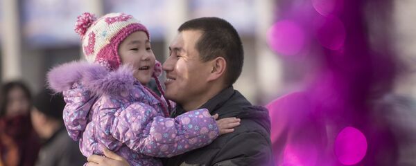 Кызын көтөрүп турган ата. Архив Кызын көтөрүп турган ата. Архив - Sputnik Кыргызстан