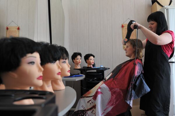 Парикмахерская стрижет волосы. Архивное фото - Sputnik Кыргызстан