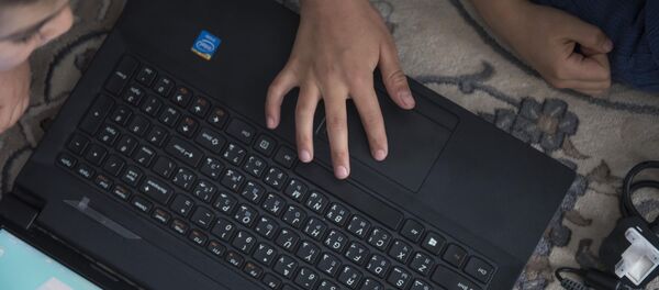 Дети у ноутбука. Архивное фото Дети у ноутбука. Архивное фото - Sputnik Кыргызстан