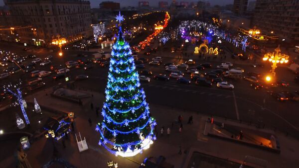 Новогодняя ель на Пушкинской площади Москвы. Съемка с воздуха - Sputnik Кыргызстан