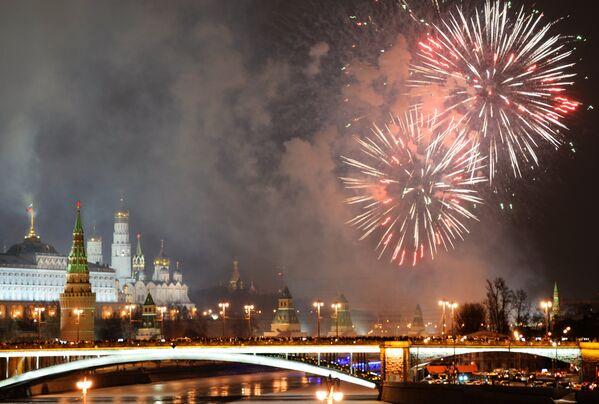 Москва. Ярчайшее небо, окрашенное в красно-белые цвета фейерверка над Кремлем - Sputnik Кыргызстан