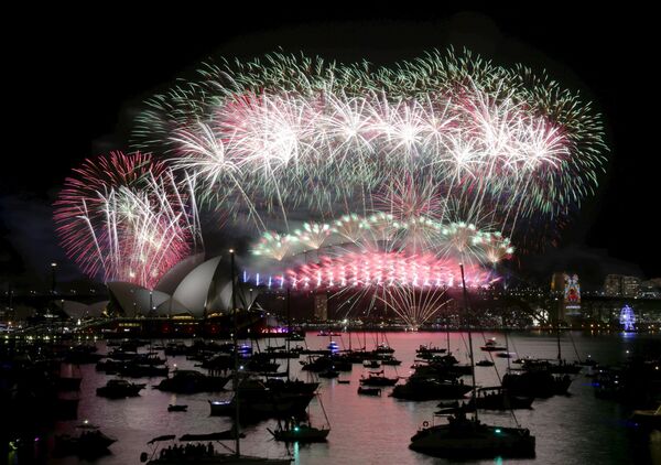 Австралийская красота. Новогодний фейерверк над Сиднейским оперным театром и мостом Харбор-Бридж - Sputnik Кыргызстан