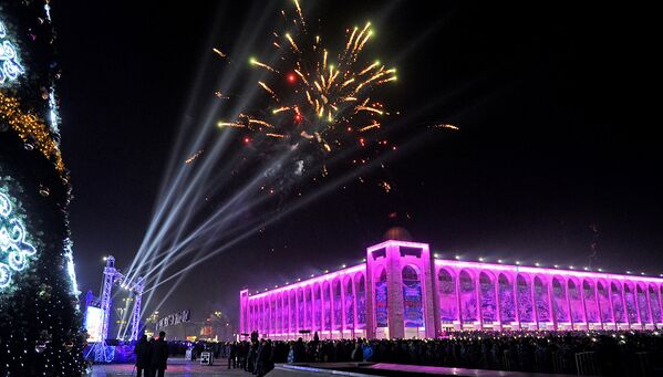 Встреча Нового года в Бишкеке сопровождалось салютом и праздничным концертом. - Sputnik Кыргызстан