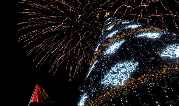 Главная елка страны на фоне салюта на площади Ала-Тоо во время празднования Нового года - Sputnik Кыргызстан