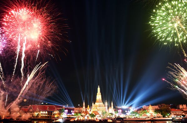 Праздничные салюты загораются в небе над Ват Арун (Храмом Рассвета) во время празднования Нового года в Бангкоке - Sputnik Кыргызстан