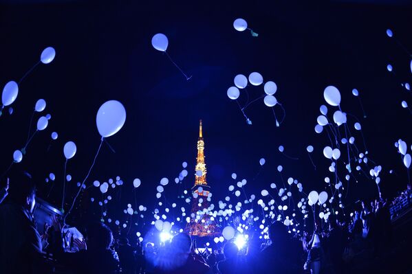 А вот у японцев немного другой подход к празднованию. Они возле здания башни Park Tower в Токио выпустили в небо более тысячи воздушных шаров - Sputnik Кыргызстан