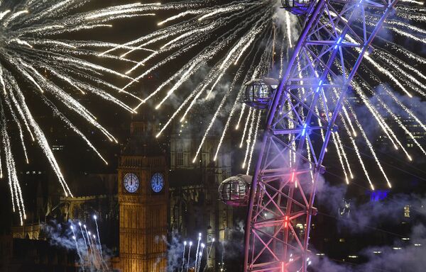 Праздничные фейерверки вокруг колеса London Eye, башни Биг Бен и Дома парламента во время празднования Нового Года. Архивное фото - Sputnik Кыргызстан