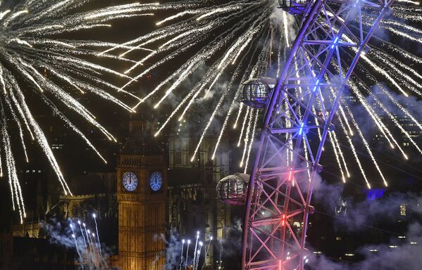 Небо Лондона. Башня Биг Бен, Дом парламента и колесо обозрения Лондонский глаз на фоне яркого фейерверка - Sputnik Кыргызстан