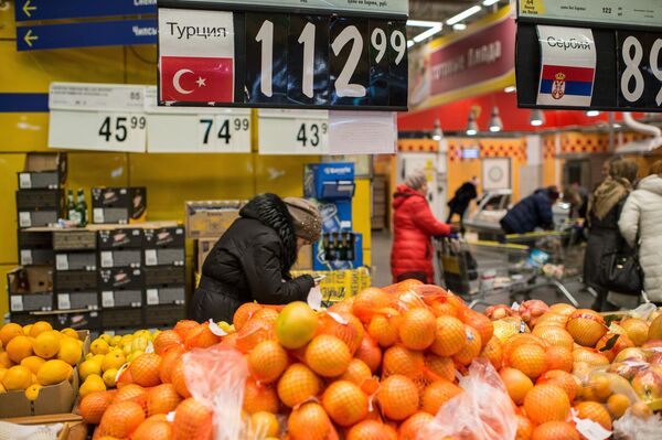 Жители России покупают турецкие фрукты в одном из магазинов города. Архивное фото - Sputnik Кыргызстан