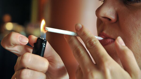 Девушка прикуривает сигарету. Архивное фото - Sputnik Кыргызстан