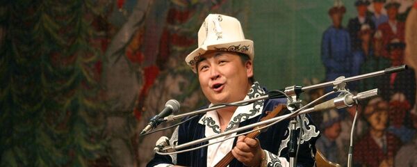 Төкмө акын Элмирбек Иманалиев сценада. Архив - Sputnik Кыргызстан