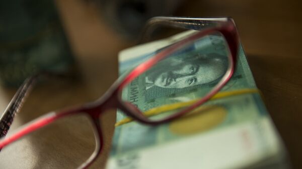 Пятитысячная сомовая купюра и очки на столе. Архивное фото - Sputnik Кыргызстан