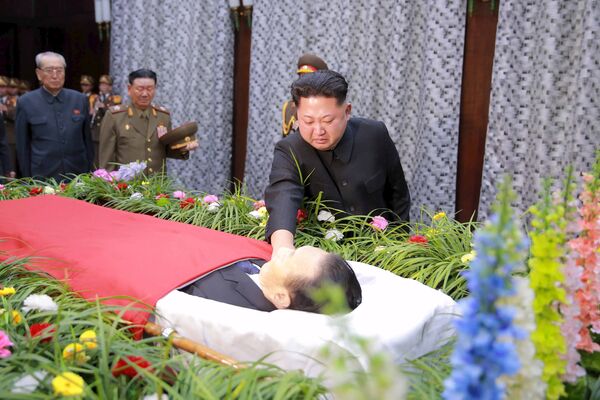Түндүк Кореянын элчиси Ким Ян Гон 73 жашында жол кырсыгынан каза болду. Ал расмий Сеул менен мамилени жөнгө салуу боюнча иштеп келген. Сүрөттө Кореянын лидери Ким Чен Ын аза күтүү зыйнатында - Sputnik Кыргызстан