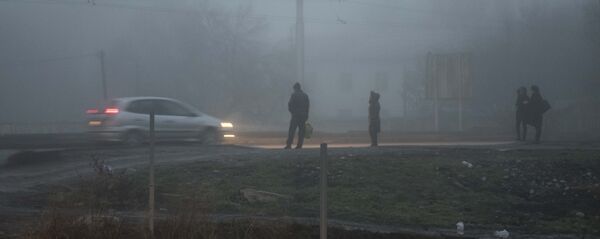 Автомобиль на одной из улиц Бишкека во время тумана. Архивное фото - Sputnik Кыргызстан