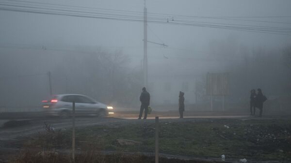 Туман учурунда көчөдө турган адамдар. Архив - Sputnik Кыргызстан