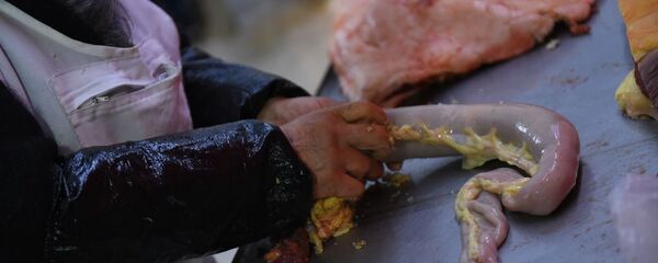 Повар готовит национальный деликатес чучук. Архивное фото - Sputnik Кыргызстан