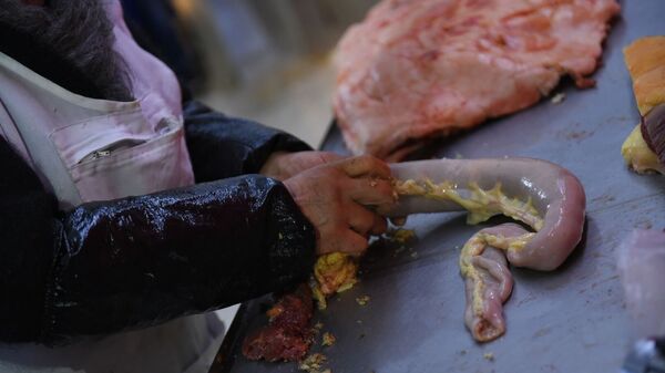 Повар готовит национальный деликатес чучук. Архивное фото - Sputnik Кыргызстан
