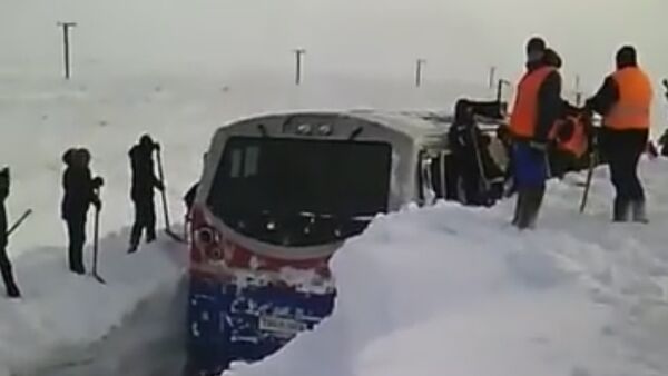 Спасатели откапывали тепловоз, засыпанный по крышу снегом - Sputnik Кыргызстан