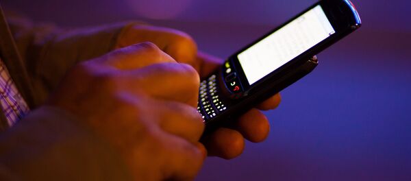 Мужчина с телефоном в руках. Архивное фото - Sputnik Кыргызстан