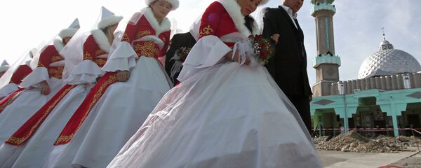 Молодожены перед обрядом бракосочетания в мечети. Архивное фото - Sputnik Кыргызстан