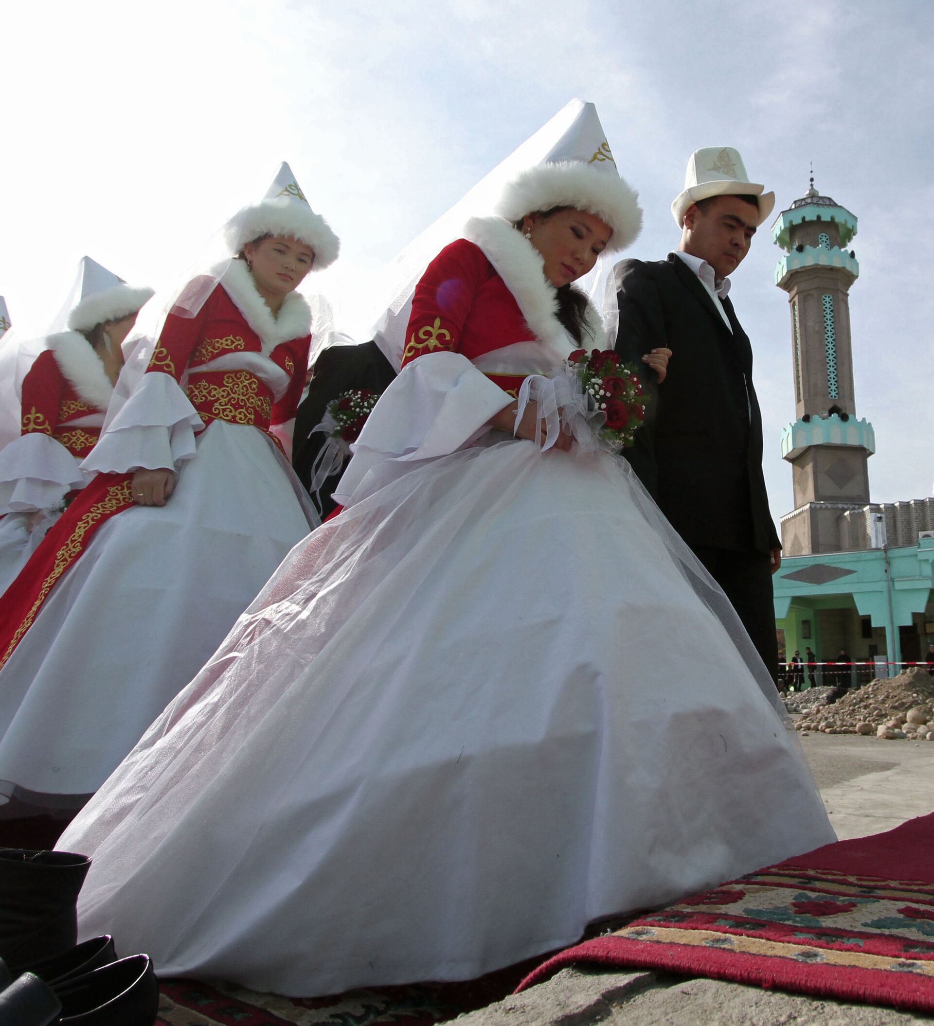 Казахская свадьба на казахском языке. Раннее замужество в Кыргызстане. Ранний брак в Кыргызстане. Бракосочетание. Свадьба в Узбекистане.