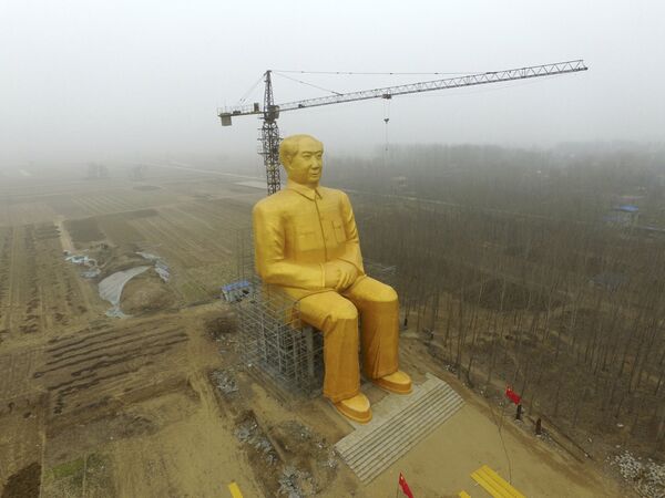 Позолоченная статуя Мао Цзэдуна установленная в провинции Хэнань в Китае. - Sputnik Кыргызстан