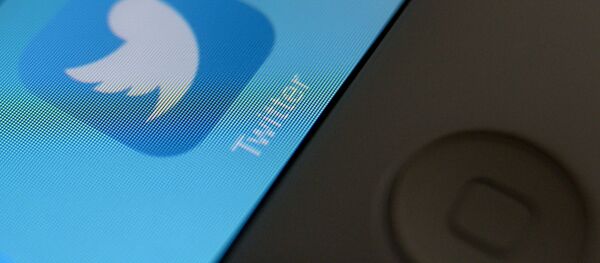 Иконка приложения Twitter на экране планшетного компьютера. Архивное фото - Sputnik Кыргызстан