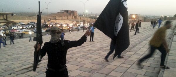 Ислам мамлекети террордук уюмунун желегин кармаган согушкер. Архив - Sputnik Кыргызстан