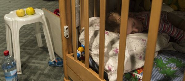 Уктап жаткан өспүрүм бала. Архив Уктап жаткан өспүрүм бала. Архив - Sputnik Кыргызстан