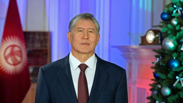 Президент Кыргызстана Алмазбек Атамбаев на фоне новогодней елки. - Sputnik Кыргызстан