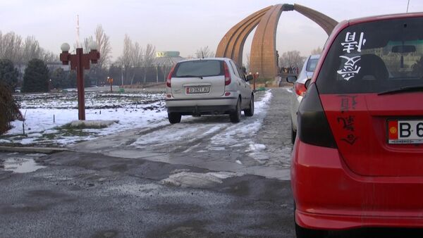 Площадь Победы в Бишкеке превратили в платную парковку - Sputnik Кыргызстан